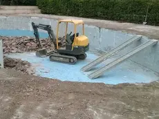 Il cantiere per la costruzione di una piscina