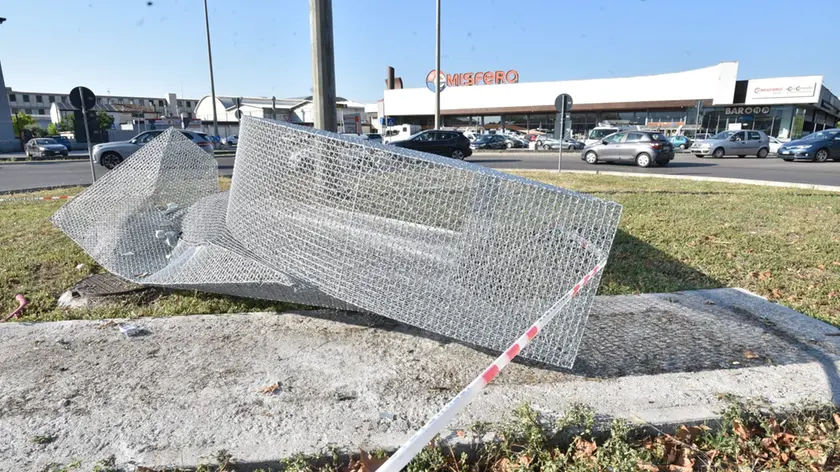 L'opera distrutta alla rotonda (foto Cavicchi/Macca)