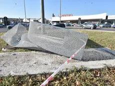 L'opera distrutta alla rotonda (foto Cavicchi/Macca)