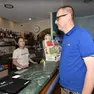 Il sindaco Chies in visita alla titolare del bar All'Angolo blu tra viale Istria e via Matteotti