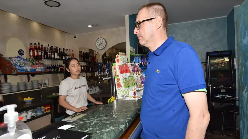 Il sindaco Chies in visita alla titolare del bar All'Angolo blu tra viale Istria e via Matteotti