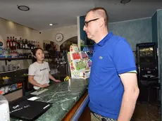 Il sindaco Chies in visita alla titolare del bar All'Angolo blu tra viale Istria e via Matteotti
