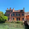 La storica palazzina affacciata sul Cagnan in Pescheria