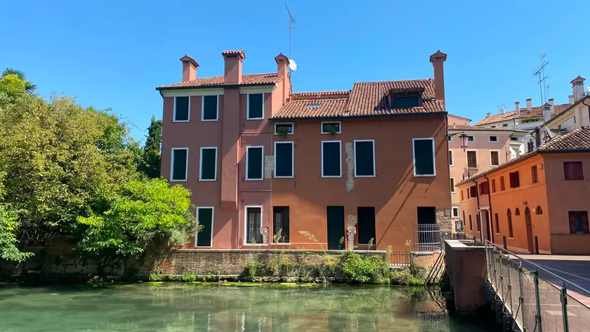 La storica palazzina affacciata sul Cagnan in Pescheria