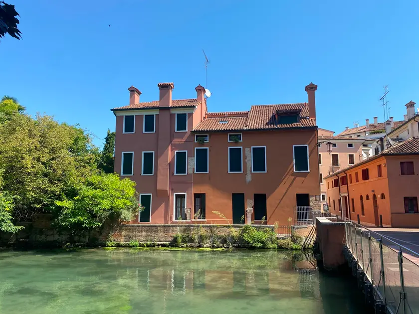 La storica palazzina affacciata sul Cagnan in Pescheria