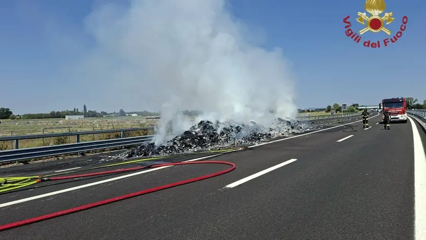 Il materiale cartaceo trasportato da un camion ha preso fuoco (foto vigili del fuoco)