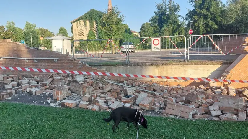 Il muro abbattuto dall'auto a San Polo di Piave