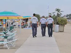 Agenti della Polizia locale pattugliano la spiaggia a Bibione