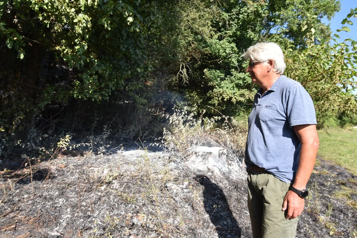 Lodovico Giustiniani davanti al terreno bruciato