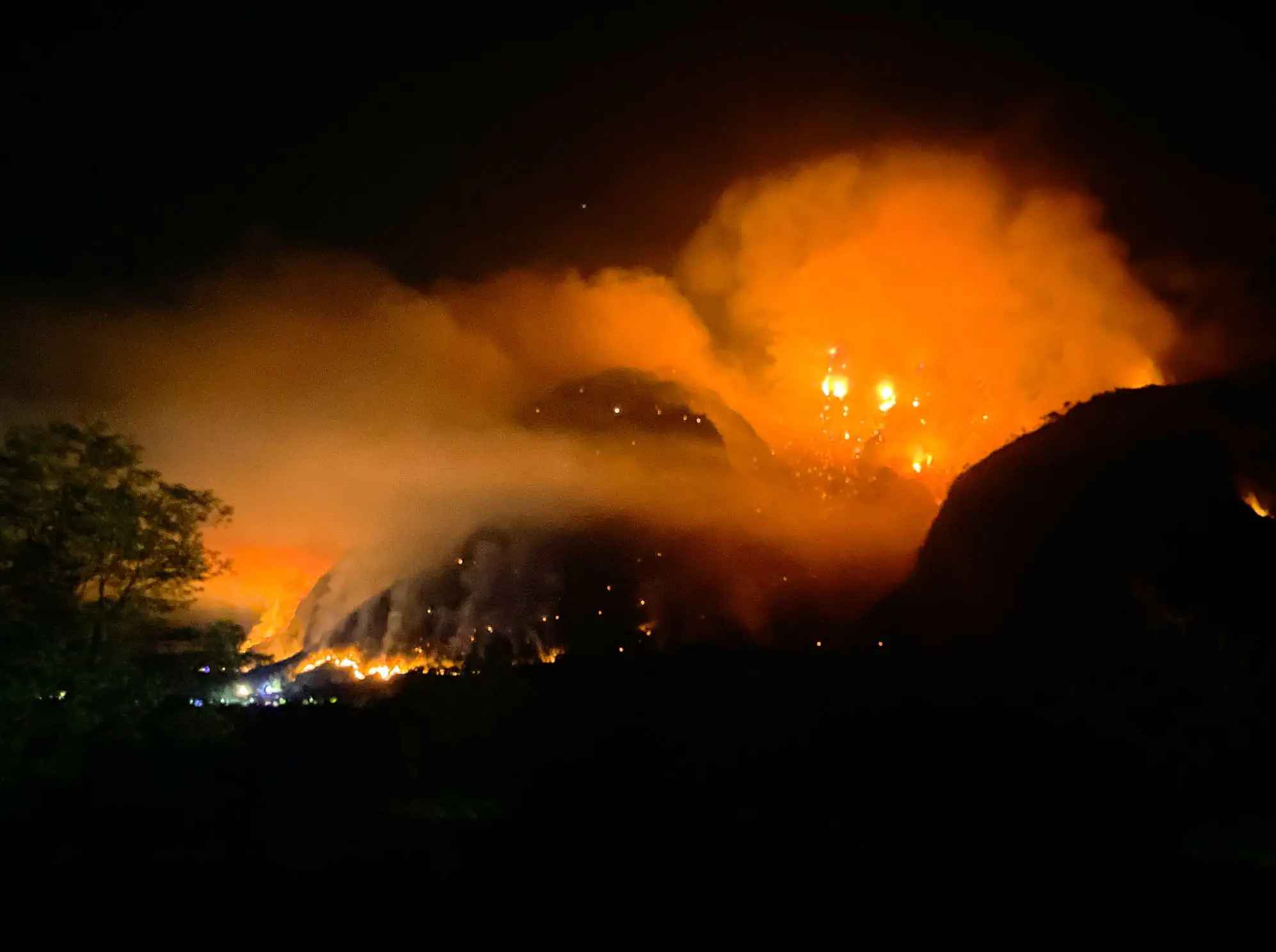 Il fuoco nella notte, il fumo di giorno. L’Amariana e l’Amarianute continuano a bruciare mentre Vigili del fuoco, Protezione civile, volontari e mezzi aerei lavorano senza sosta per contenere gli incendi. Le immagini che ci stanno arrivando in redazione, sono centinaia quelle dei lettori, raccontano ore difficili per la Carnia: boschi in fiamme, versanti coperti dal fumo e lo sguardo di chi, da valle, continua a seguire l’avanzata del fuoco.