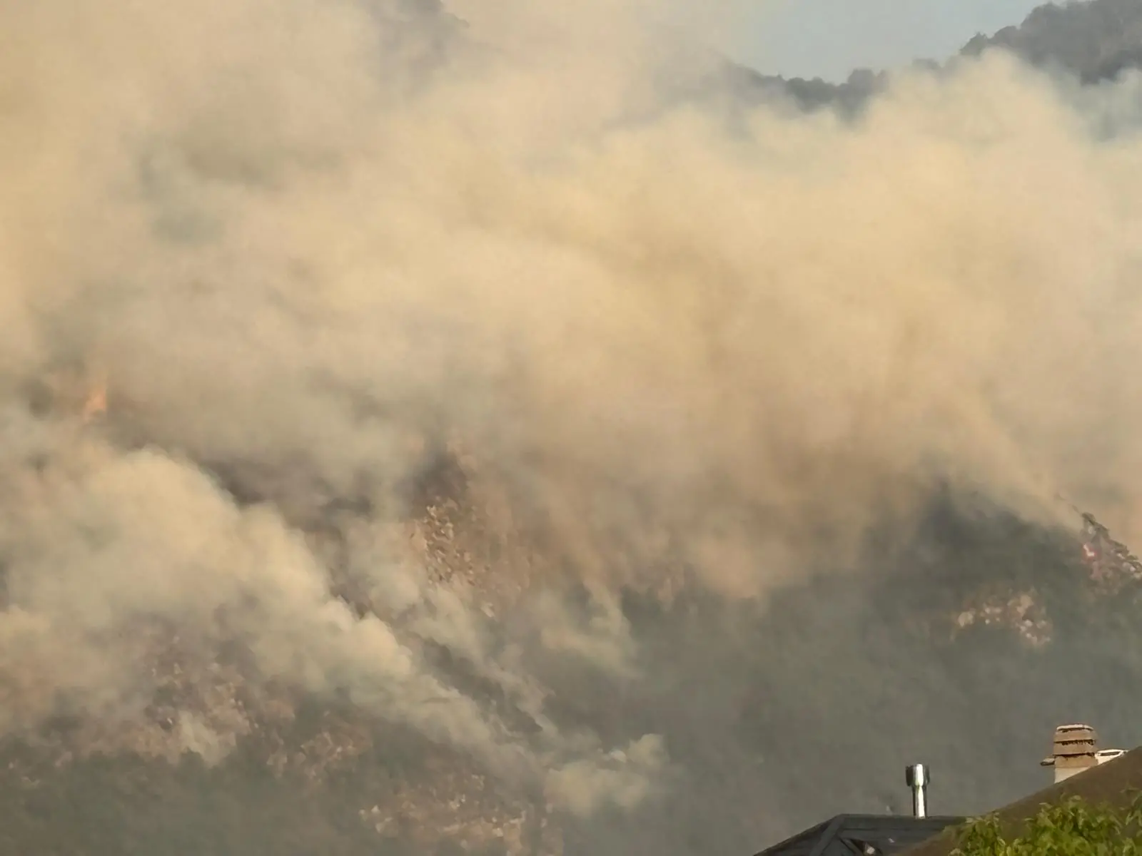 Il fuoco nella notte, il fumo di giorno. L’Amariana e l’Amarianute continuano a bruciare mentre Vigili del fuoco, Protezione civile, volontari e mezzi aerei lavorano senza sosta per contenere gli incendi. Le immagini che ci stanno arrivando in redazione, sono centinaia quelle dei lettori, raccontano ore difficili per la Carnia: boschi in fiamme, versanti coperti dal fumo e lo sguardo di chi, da valle, continua a seguire l’avanzata del fuoco.