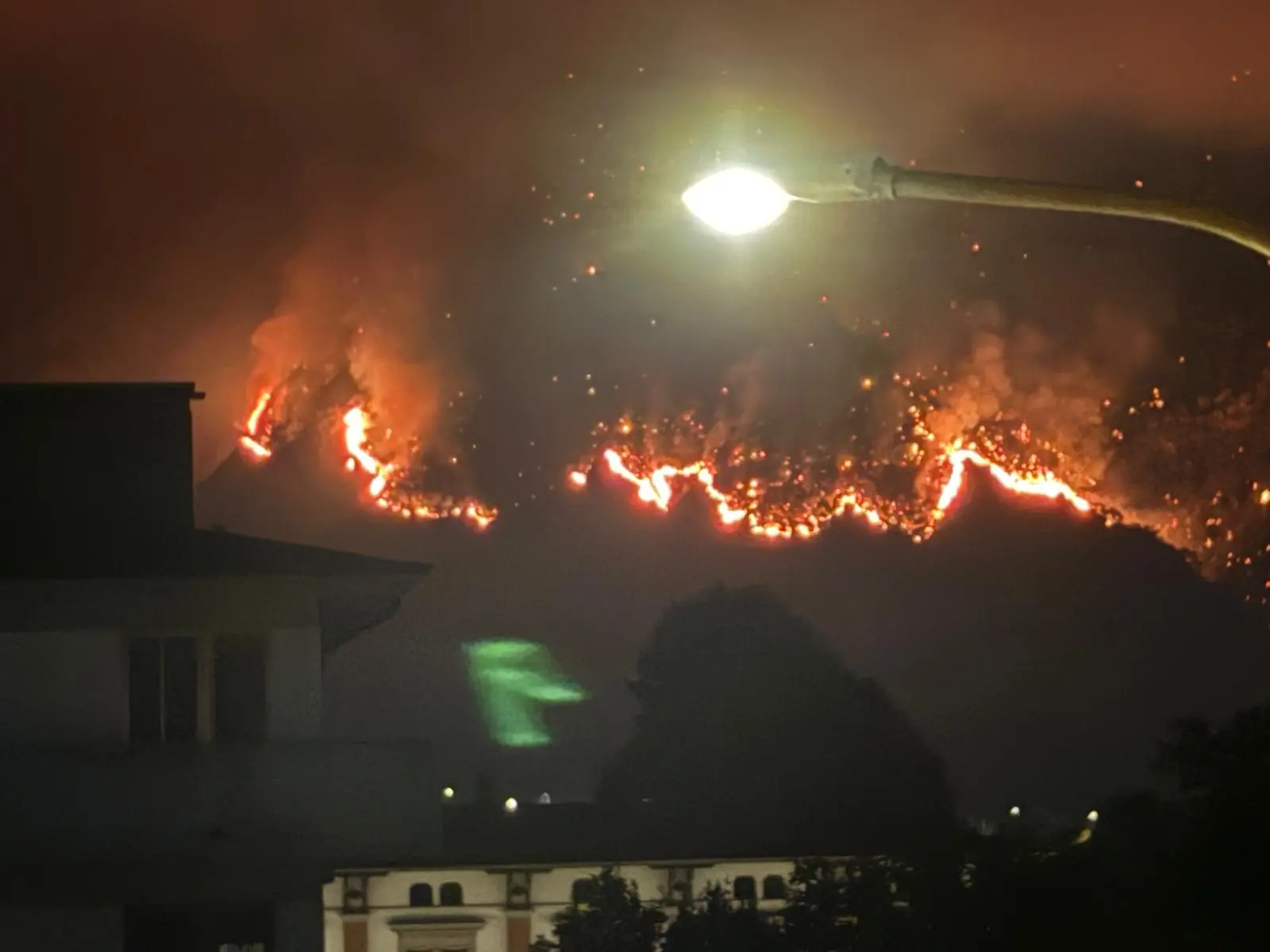 Il fuoco nella notte, il fumo di giorno. L’Amariana e l’Amarianute continuano a bruciare mentre Vigili del fuoco, Protezione civile, volontari e mezzi aerei lavorano senza sosta per contenere gli incendi. Le immagini che ci stanno arrivando in redazione, sono centinaia quelle dei lettori, raccontano ore difficili per la Carnia: boschi in fiamme, versanti coperti dal fumo e lo sguardo di chi, da valle, continua a seguire l’avanzata del fuoco.