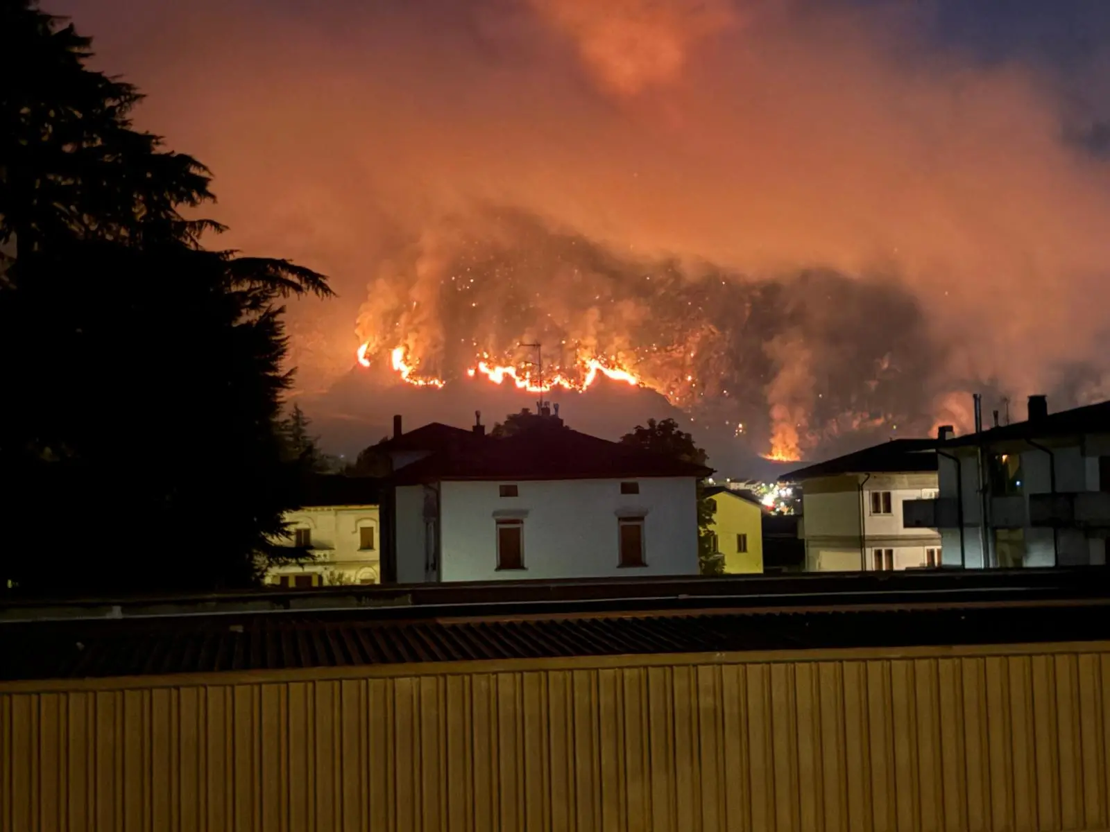 Il fuoco nella notte, il fumo di giorno. L’Amariana e l’Amarianute continuano a bruciare mentre Vigili del fuoco, Protezione civile, volontari e mezzi aerei lavorano senza sosta per contenere gli incendi. Le immagini che ci stanno arrivando in redazione, sono centinaia quelle dei lettori, raccontano ore difficili per la Carnia: boschi in fiamme, versanti coperti dal fumo e lo sguardo di chi, da valle, continua a seguire l’avanzata del fuoco.