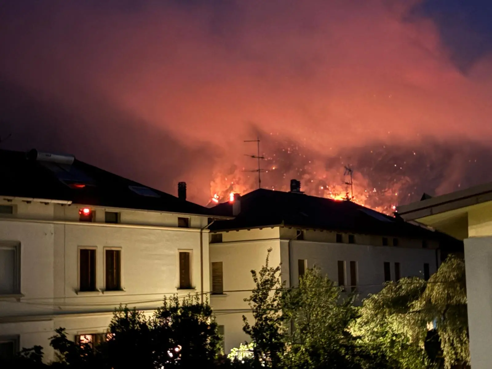 Il fuoco nella notte, il fumo di giorno. L’Amariana e l’Amarianute continuano a bruciare mentre Vigili del fuoco, Protezione civile, volontari e mezzi aerei lavorano senza sosta per contenere gli incendi. Le immagini che ci stanno arrivando in redazione, sono centinaia quelle dei lettori, raccontano ore difficili per la Carnia: boschi in fiamme, versanti coperti dal fumo e lo sguardo di chi, da valle, continua a seguire l’avanzata del fuoco.