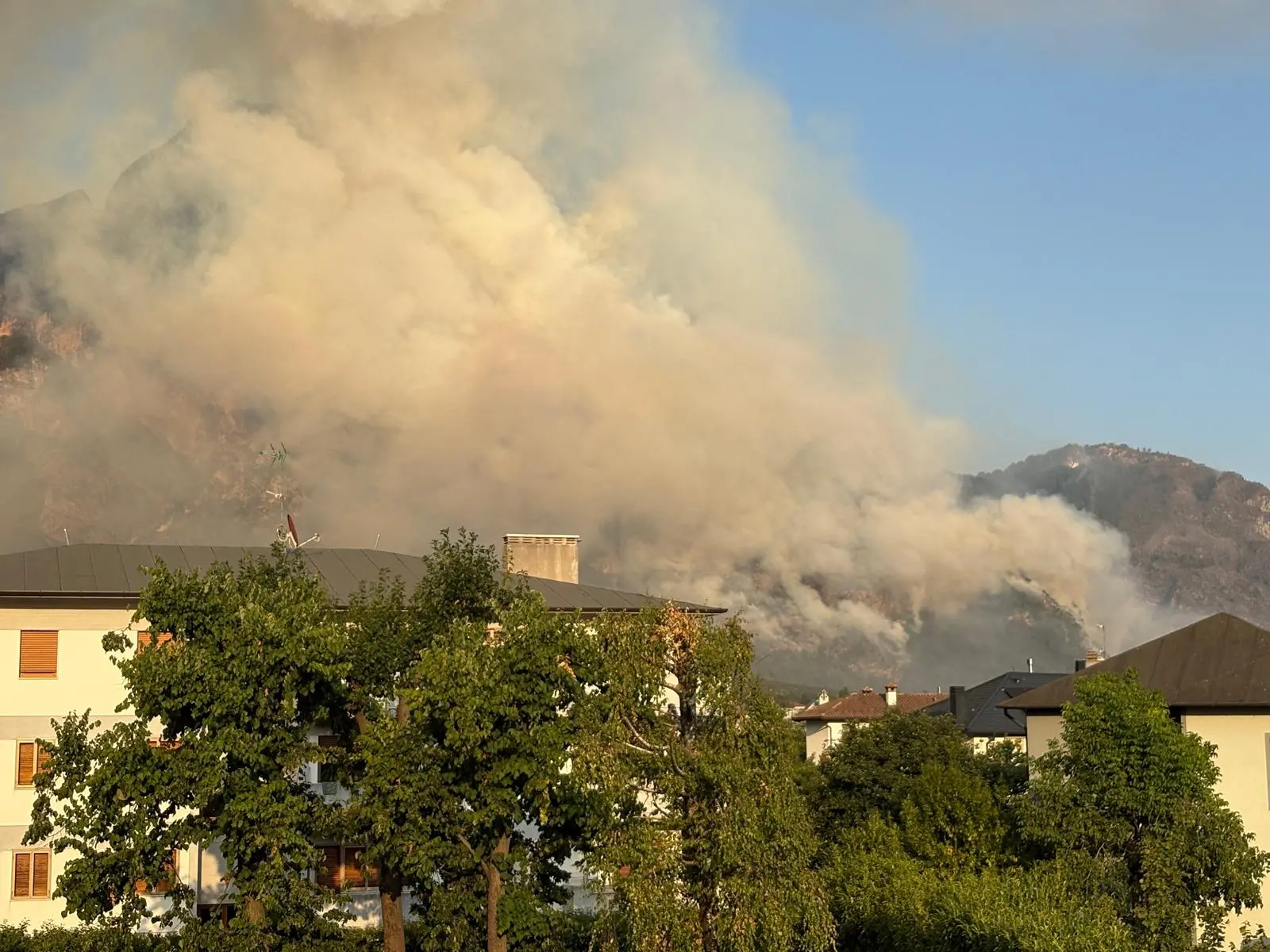 Il fuoco nella notte, il fumo di giorno. L’Amariana e l’Amarianute continuano a bruciare mentre Vigili del fuoco, Protezione civile, volontari e mezzi aerei lavorano senza sosta per contenere gli incendi. Le immagini che ci stanno arrivando in redazione, sono centinaia quelle dei lettori, raccontano ore difficili per la Carnia: boschi in fiamme, versanti coperti dal fumo e lo sguardo di chi, da valle, continua a seguire l’avanzata del fuoco.