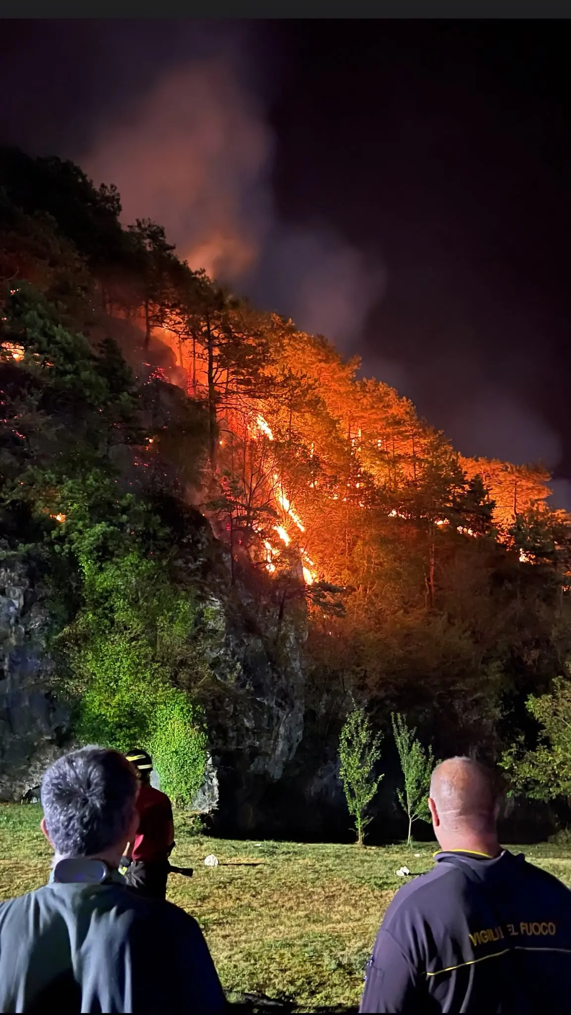Il fuoco nella notte, il fumo di giorno. L’Amariana e l’Amarianute continuano a bruciare mentre Vigili del fuoco, Protezione civile, volontari e mezzi aerei lavorano senza sosta per contenere gli incendi. Le immagini che ci stanno arrivando in redazione, sono centinaia quelle dei lettori, raccontano ore difficili per la Carnia: boschi in fiamme, versanti coperti dal fumo e lo sguardo di chi, da valle, continua a seguire l’avanzata del fuoco.