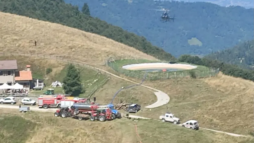 Le squadre al lavoro per spegnere gli ultimi focolai sul Madean