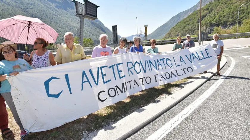 Lo striscione del Comitato Fadalto