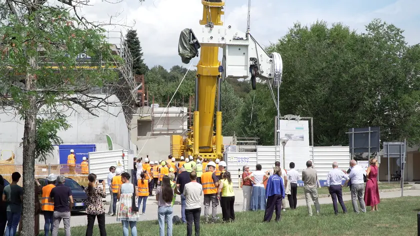 I componenti da 75 tonnellate calati dal tetto: ad Aviano prende forma la nuova Protonterapia