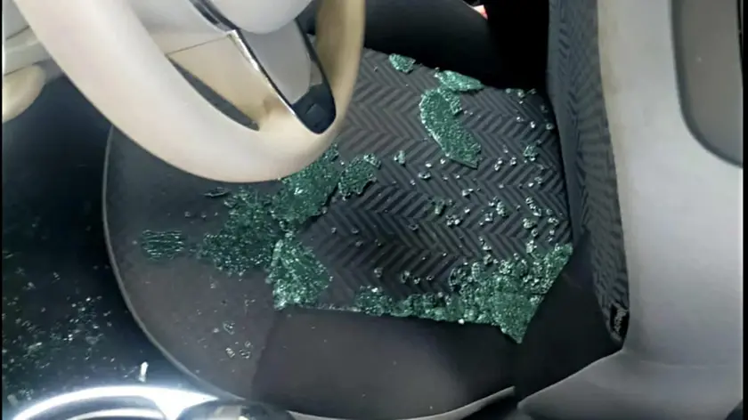 Una delle auto saccheggiate a Valdobbiadene