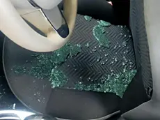 Una delle auto saccheggiate a Valdobbiadene