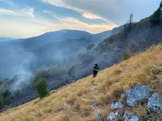 Vigile del fuoco al lavoro per spegnere un incendio