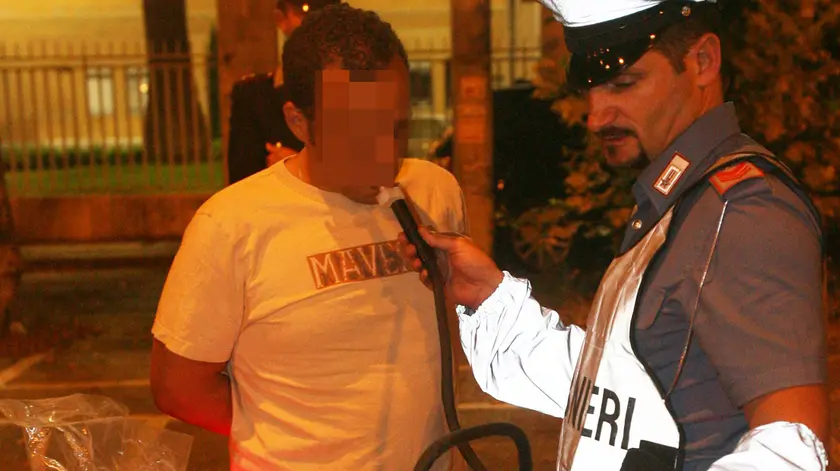 Un automobilista sottoposto ad un alcol test da parte di una pattuglia dei carabinieri