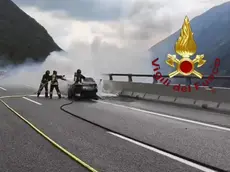 Auto in fiamme lungo l'autostrada A27 (Foto Vigili del fuoco)