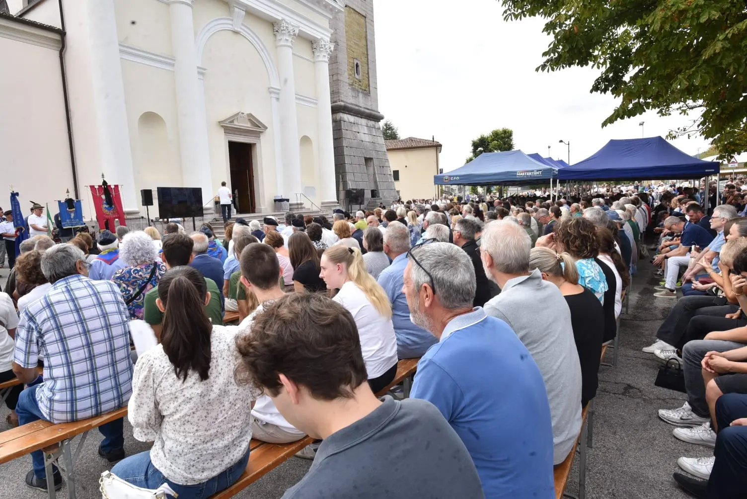 Folla per i funerali di don Lino Bertollo