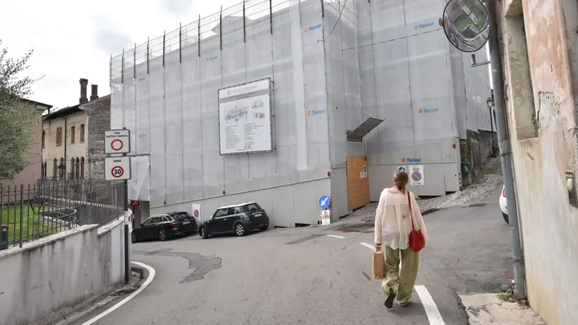 Il cantiere di Casa Sbarra vicino a piazza Cima