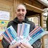 DeMarchi Montebelluna Duilio Valsecchi vendita biglietti lotteria Pro Loco Montebelluna - Duilio Valsecchi, il signor lotteria 2018 duemiladiciotto Duilio Valsecchi da anni vende biglietti della lotteria in occasione del Palio o del Carnevale girando e offrendo biglietti alle persone