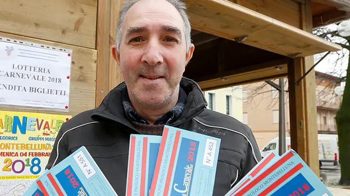 DeMarchi Montebelluna Duilio Valsecchi vendita biglietti lotteria Pro Loco Montebelluna - Duilio Valsecchi, il signor lotteria 2018 duemiladiciotto Duilio Valsecchi da anni vende biglietti della lotteria in occasione del Palio o del Carnevale girando e offrendo biglietti alle persone