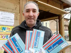 DeMarchi Montebelluna Duilio Valsecchi vendita biglietti lotteria Pro Loco Montebelluna - Duilio Valsecchi, il signor lotteria 2018 duemiladiciotto Duilio Valsecchi da anni vende biglietti della lotteria in occasione del Palio o del Carnevale girando e offrendo biglietti alle persone