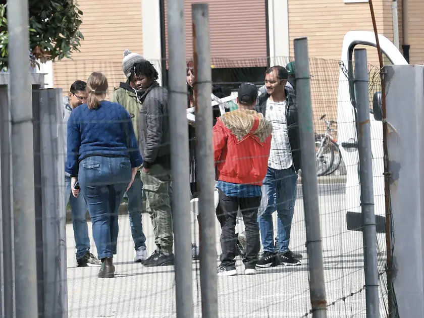 richiedenti asilo all’interno del centro di prima accoglienza della ex caserma Serena