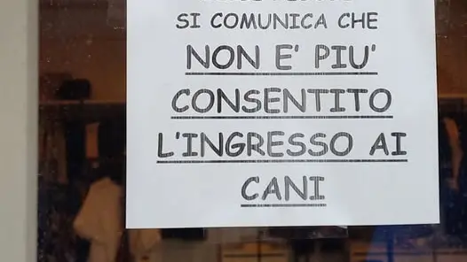 Il cartello fuori dal negozio