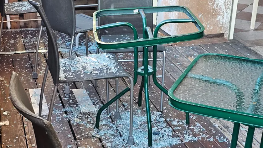 I tavolini distrutti nel bar di Conegliano