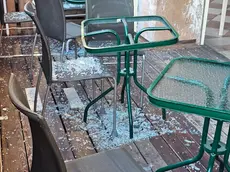 I tavolini distrutti nel bar di Conegliano