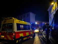I mezzi di soccorso, 118 e vigili del fuoco, all’esterno della casa circondariale di Pordenone