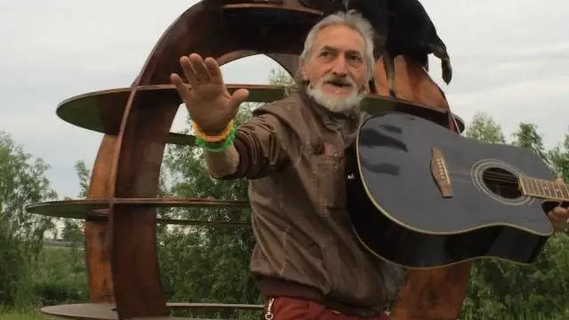 Cesko Omare con la sua chitarra