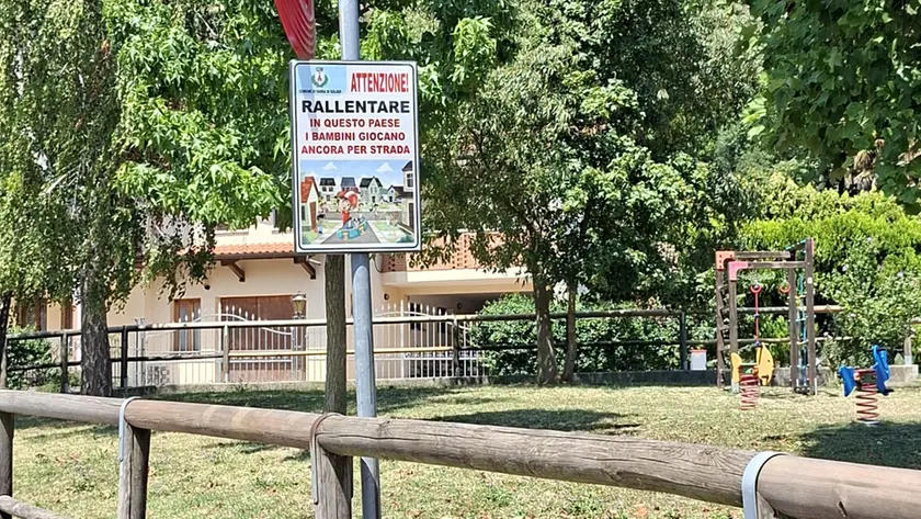Il cartello per sensibilizzare gli automobilisti a Farra di Soligo