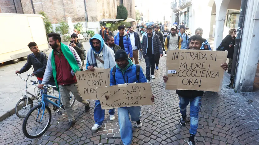 Migranti manifestano a Treviso
