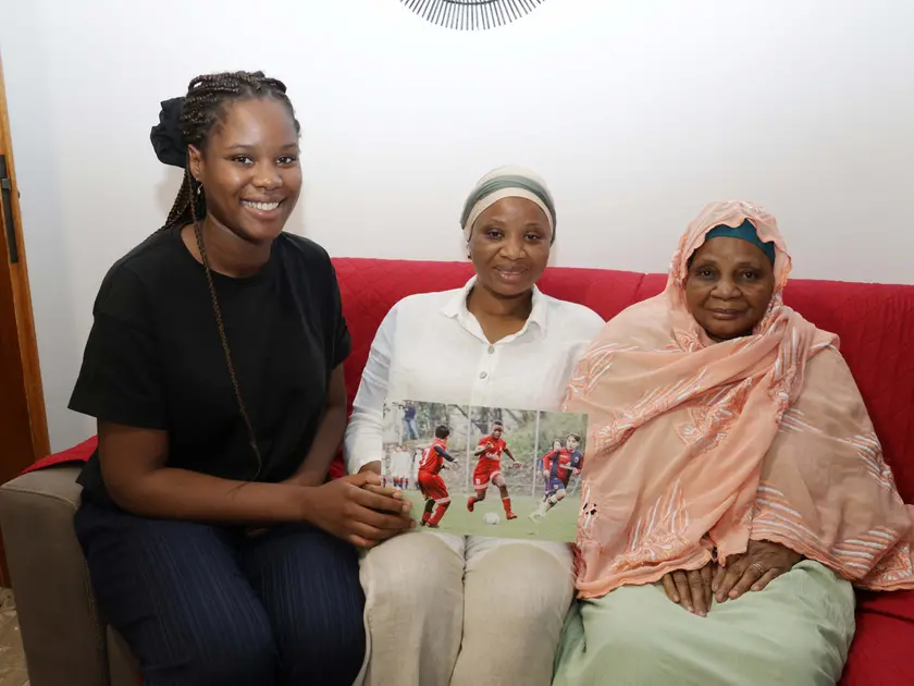 A casa di Alphadjo Cisse, al centro la mamma, con la sorella e la nonna