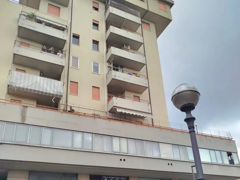 La palazzina in cui si è verificato il dramma: una bimba di 5 anni è caduta dal quinto piano