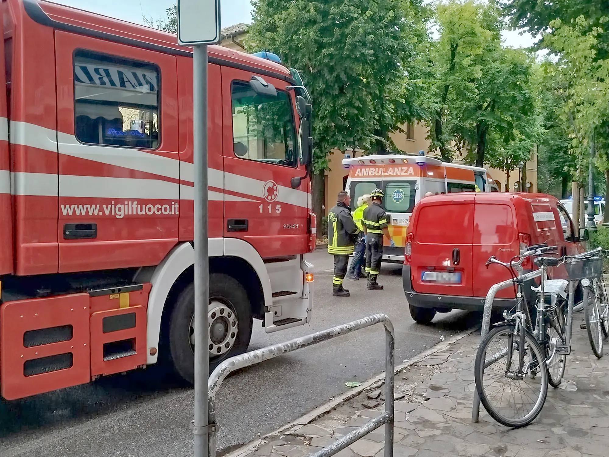 Vigili del fuoco e ambulanza sul posto
