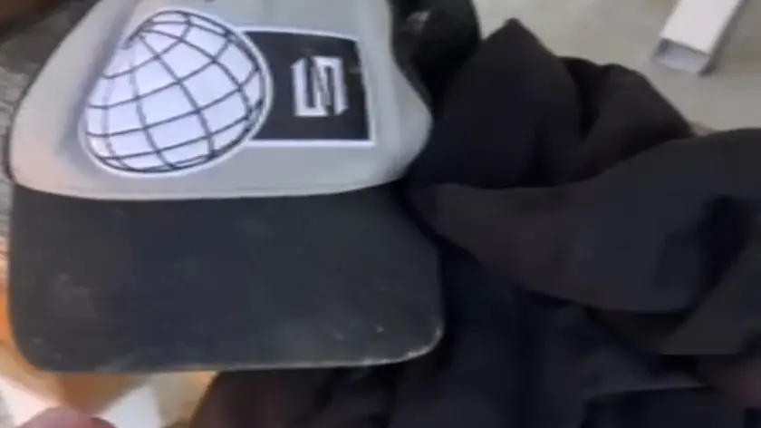 Il cappellino rovinato dall'acido