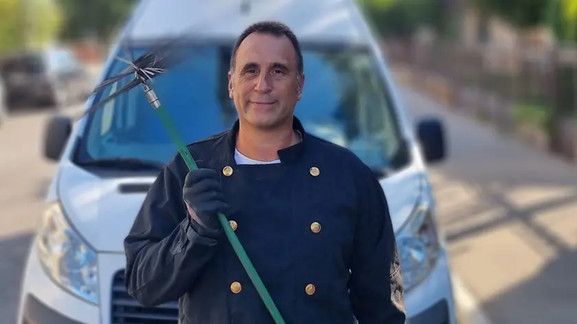 Fabio Bernt, spazzacamino goriziano, con la sua attrezzatura da lavoro