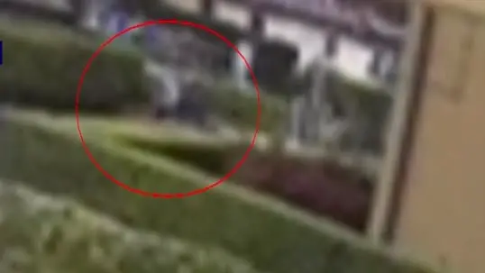 Un fotogramma del video che riprende l’aggressione