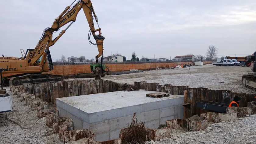 Operai e tecnici al lavoro