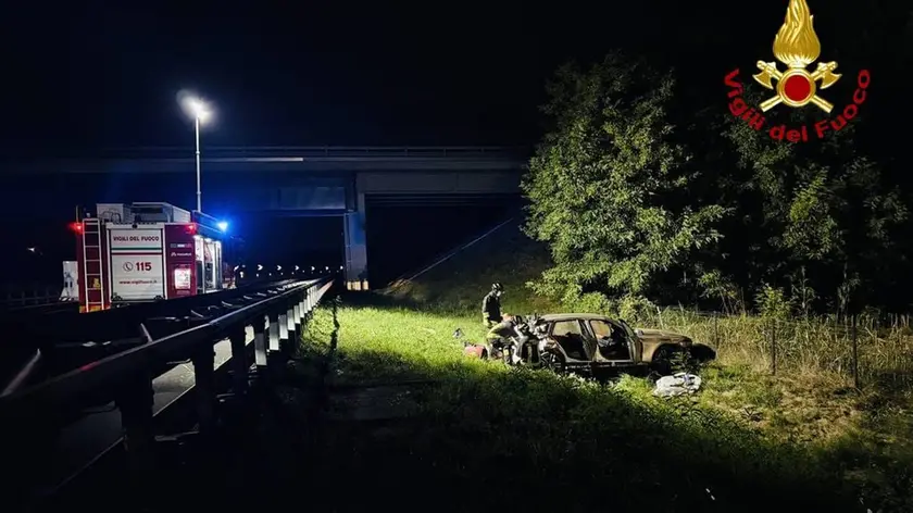 L'auto uscita di strada in A27 tra i due caselli di Treviso