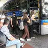 Studenti alla fermata di un bus Mom a Treviso